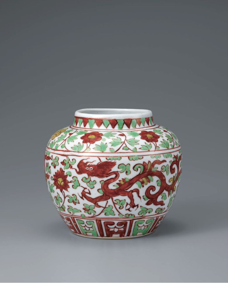 1 嘉靖五彩龍唐草文壺　明時代　嘉靖年製　高13.0cm 径14.4cm　Jar with Design of Dragon and Flower scroll, Overglaze Enamels　Ming Dynasty Jiajing Period　H:13.0cm D:14.4cm