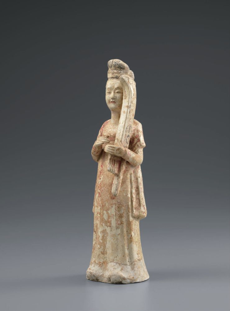 9 黄釉楽婦人俑　唐時代　高20.8cm　Figurine of Musician, Yellow Glaze. Painted Pottery　Tang Dynasty　H:20.8cm