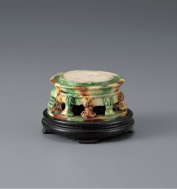 10 三彩硯　唐時代　黄治窯　高2.4cm 径5.2cm　Circular Ink Slab, Three-colour Glazes　Tang Dynasty Huangzhi Ware　H:2.4cm D:5.2cm