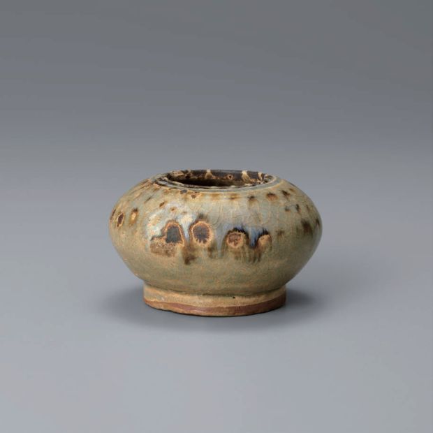 11 鉄斑文小壺　六朝時代　越州窯　高4.4cm 径7.3cm　Celadon Jar with Underglaze　Iron-spotted Decoration　Six Dynasties Yue Ware　H:4.4cm D:7.3cm