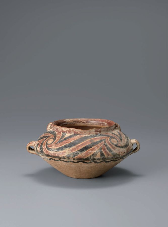 14 彩陶渦巻文壺　仰韶時代　高7.6cm 径16.2cm　Jar with Ears Design of Whirlpool, Painted Pottery　Yangshao Culture　H:7.6cm D:16.2cm
