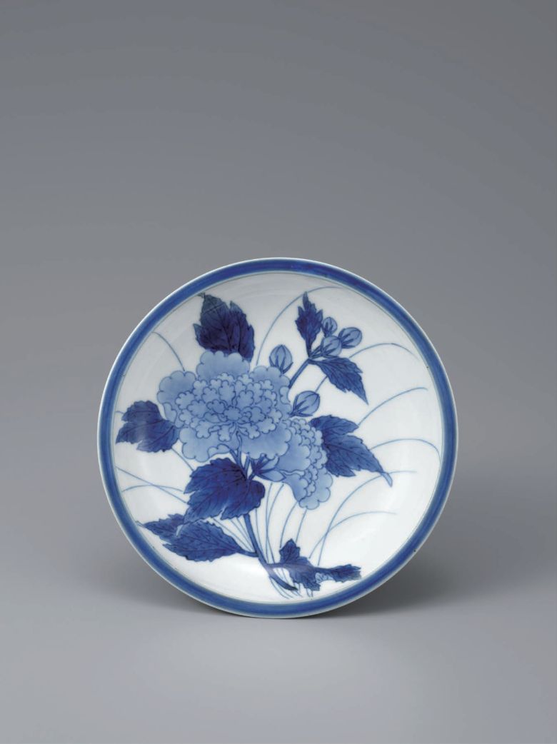 16 染付芙蓉文皿　江戸時代　鍋島藩窯　高4.5cm 径15.3cm　Dish with Design of Cotton Rose, Blue and White　Edo Period Nabeshima Ware　H:4.5cm D:15.3cm