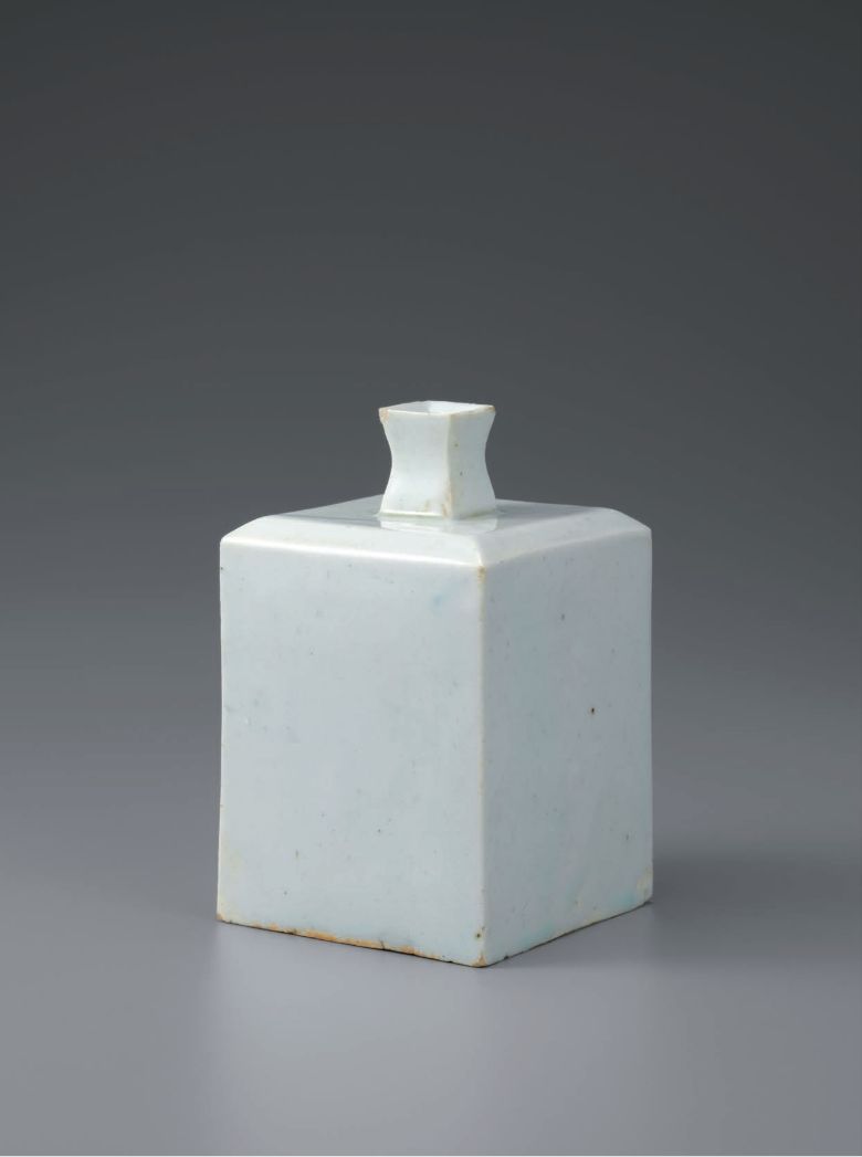 18 白磁角瓶　朝鮮時代　高13.7cm 幅8.4cm　Square Vase, White Porcelain　Joseon Dynasty　H:13.7cm W:8.4cm
