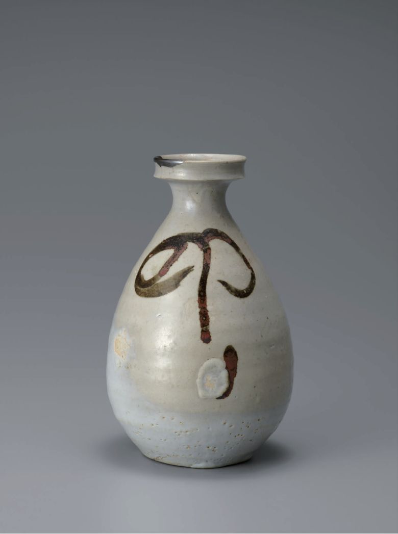 19 鉄砂草文瓶　朝鮮時代　高18.9cm 径11.8cm　Vase with Underglaze Iron-painted Design of Grasses, White Porcelain　Joseon Dynasty　H:18.9cm D:11.8cm
