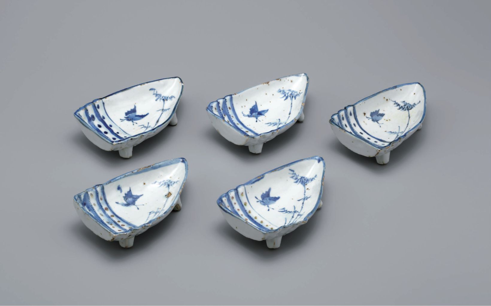 21 古染付筍型向付　明時代　景徳鎮窯　高4.0 ～ 4.3cm 幅17.5cm　Dishes with Bamboo shoot type, Blue and White　Ming Dynasty　H:4.0-4.3cm W:17.5cm