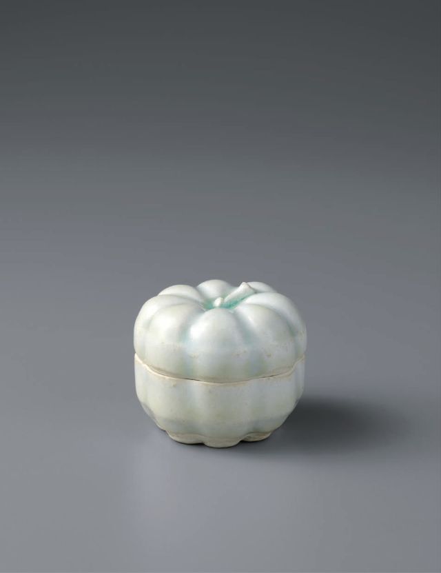 2 青白磁瓜型合子　宋時代　景徳鎮窯　高4.3cm 径5.0cm　Covered box with Melon shape, Ying-qing Glaze　Song Dynasty Jingdezhen Ware　H:4.3cm D:5.0cm