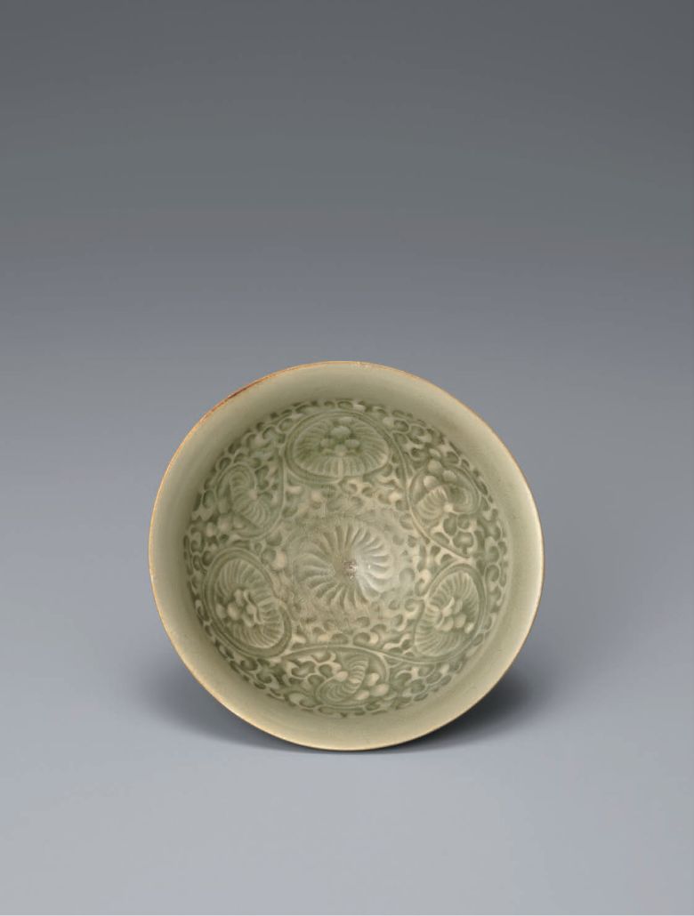 6 青磁刻花文碗　宋時代　耀州窯　高5.0cm 径10.3cm　Bowl with Impressed Design of Flowers, Celadon Glaze　Song Dynasty Yaozhou Ware　H:5.0cm D:10.3cm