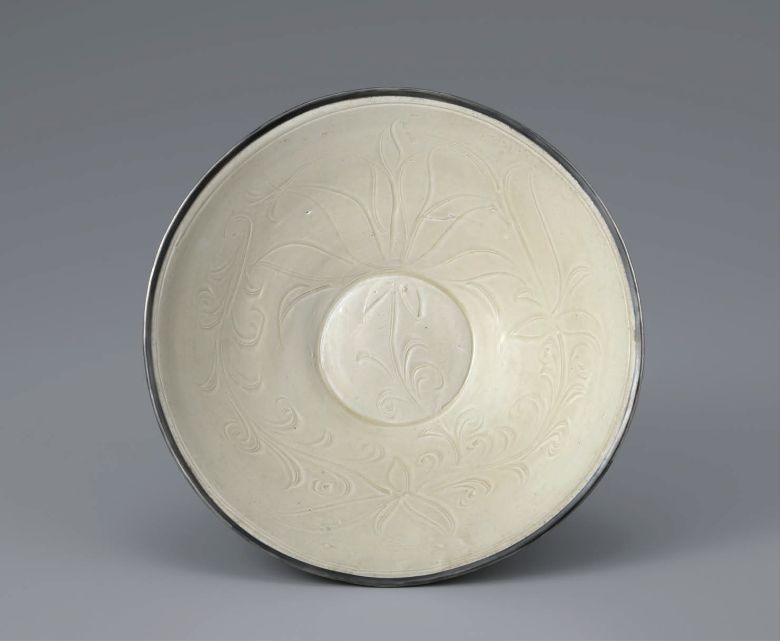 7 白磁刻花蓮花文鉢　宋時代　定窯　高6.9cm 径21.1cm　Bowl with Carved Design of Lotus Flowers, White Porcelain　Song Dynasty Ding Ware　H:6.9cm D:21.1cm