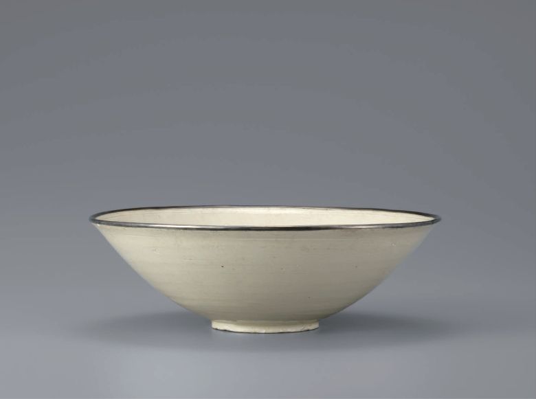 7 白磁刻花蓮花文鉢　宋時代　定窯　高6.9cm 径21.1cm　Bowl with Carved Design of Lotus Flowers, White Porcelain　Song Dynasty Ding Ware　H:6.9cm D:21.1cm